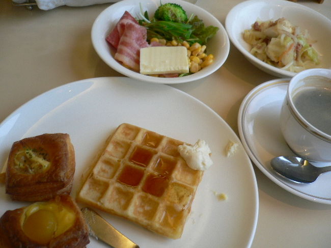 ワッフルはその場で焼いてくれます。<br />メイプルシロップとクリームチーズをつけていただきます。