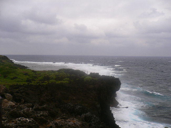 この景色　沖縄？日本海？東尋坊間違える！<br /><br />お天気が悪いので　所々深いところは海が黒い！<br /><br />ガイドブックとは違うよね〜。<br />