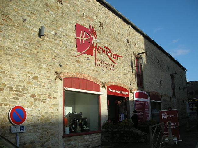 まずはカンペール焼きのお店を訪ねました。<br />カンペール焼きはブルターニュの民族衣装を着た絵柄など、素朴なイメージの焼き物です。<br />でも、手書きなので意外と高いです。