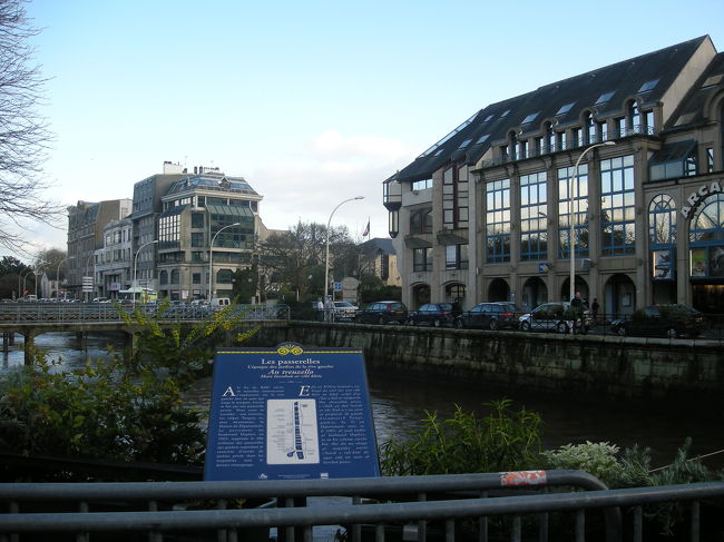 カンペールはブルトン語で、二つの川の合流点のことだそうで、その名のように街中を川が流れていて、<br />左右に別れた街をつなぐ橋がたくさんかかっていました。