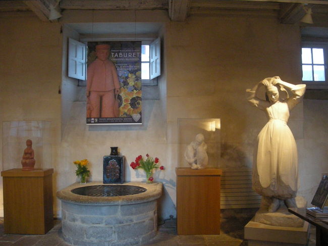 カンペールで発掘された遺跡から、民族衣装までかなりの展示品です。<br />この写真は入口入ったホールですが、ケルトの流れをくむ、ブルターニュ独特の文化をおしゃれに展示してあります。