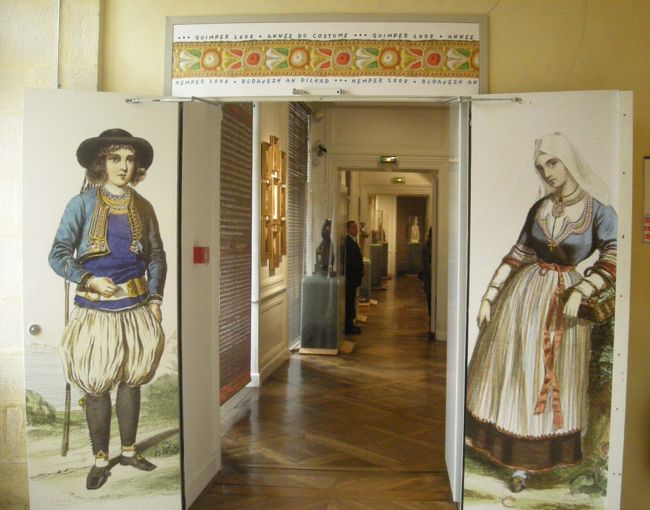 ブルターニュ独特の民族衣装の展示室の入り口で、実際の衣装を沢山見ることができます。