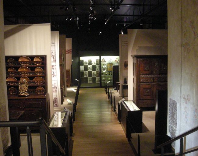 ここは生活用品を置いてあった場所を再現しながら展示してありますが、よくある民族博物館のような野暮ったさがありませんでした。