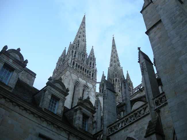 次に隣のサン・コランタン大聖堂を見学しました。<br />尖塔は７６メートルもあるということで、写真を撮るのも苦労しました。