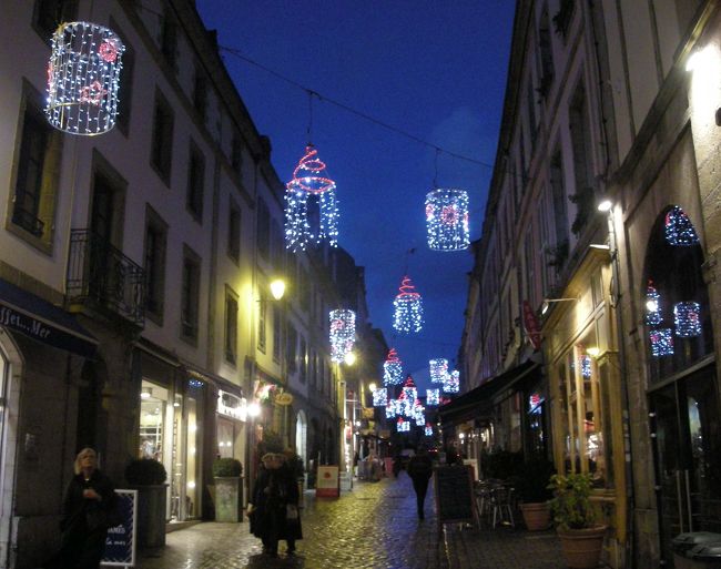 夜になると街角にクリスマスイルミネーションがともりウインドーショッピングも楽しいです。