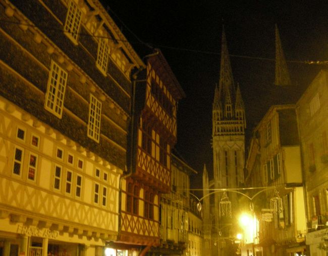 旧市街の古い木組みの家と大聖堂の入るこの位置がカンペールの代表的なショットだそうです。