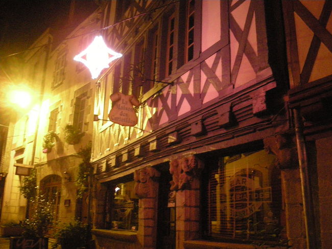 夕食は旧市街の横丁にある、エプロンが目印のレストランでとりました。