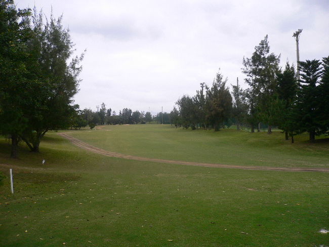 出発前に　もしかしたら・・と　ゴルフシューズ＆ボールのみ持っていきました。<br /><br />残波ゴルフクラブ　ちょうど残波ロイヤルホテルのすぐ横にある　2870ヤードのショートコース<br /><br />クラブセットはレンタルしました。<br />手押しカートでのプレイとなります。<br /><br />お正月休みなので　結構混み合っていました。<br /><br /><br />