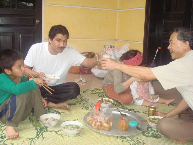 再びロンビエンのジャプ君宅。朝食に魚フライ入りフォー。で、「ぞー！」（かんぱーい）。朝食ですが。