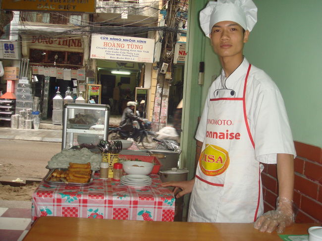 またまた旧市街。行きつけのレストラン。朝だけ軒先にフォーコーナーができる。