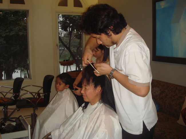 例によって、サロンへええええ。今回のイケメン美容師さんは、こぶとりだったわ。サロンはすごくすてきよ。ホアンキエム湖のほとりです。