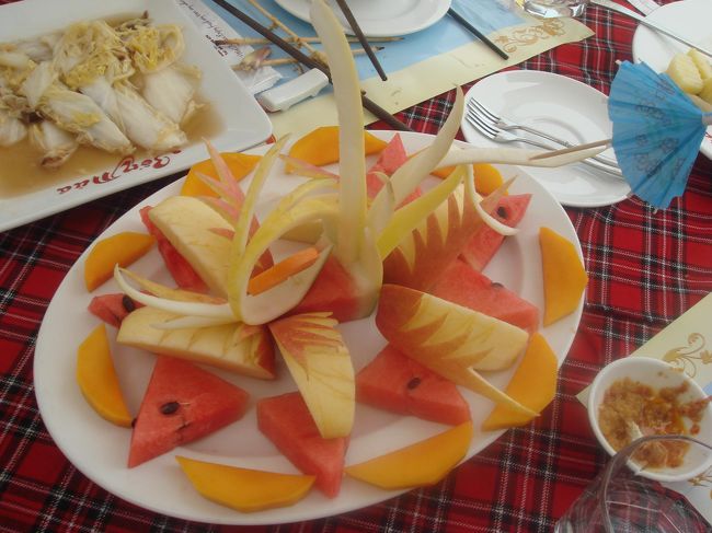 突然ですが、きれいなフルーツでしょ。ベトナム料理は見た目もだいじーです。