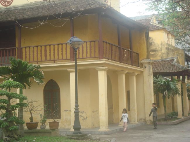 これは、大聖堂の礼拝堂。ハノイに残るフランス建築の中でも初期の物だって。本で見て、夢にまで見て、小麦カフェにせめて手すりを！と再現したので、実物を見に来た・・・・・ら、手すりだけ変わっていました。昔は×××ばつの形だったのよ。私がその伝統うけついだわよおおお！