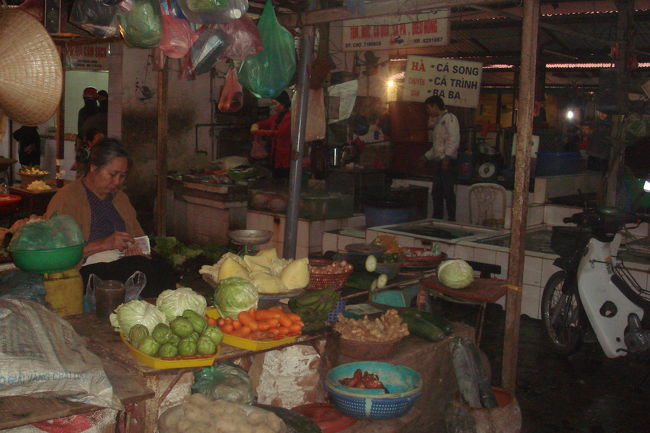 なぜなら、こんな市場で、小麦カフェ用の食材仕入れを全面的に助けてもらうの