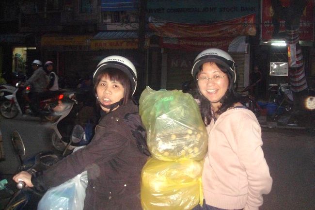 こんなふうに。しいたけやら春雨、干したけのこ・・・「ほら、もっと下がれ!」って言われて、ケツなんかずり落ちそう。でもこのひと、たよりになる。<br />仕入れリスト見せただけで、メットかぶって、「乗れ」だもんね。