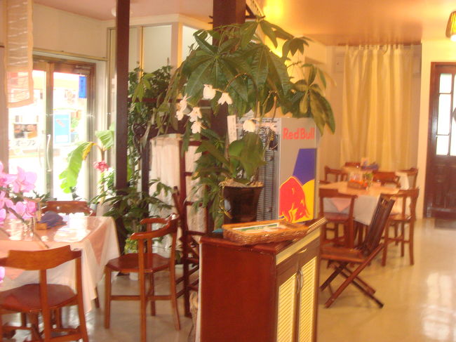 バンブーの椅子も、小粋な棚も、テーブルも、窓も<br />ぜーんぶハノイから来ました。