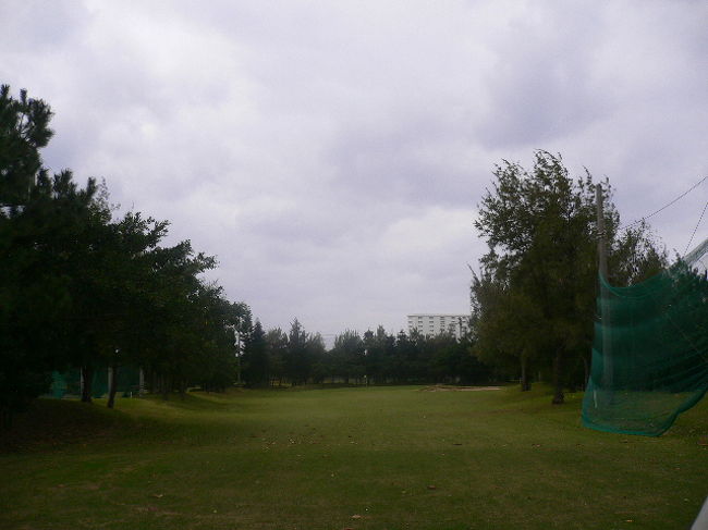 このゴルフ場　飛行機が那覇に到着する時　見えてました＾＾<br /><br />コースの一部で海が見えるかな？と思い行ったのですが、まったく見えず、、、残念！