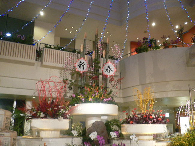 お正月のディスプレイになっていました。<br /><br />スタッフは今夜のカウントダウンイベントの用意に<br />追われていました。