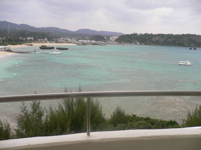正面は万座ビーチ！