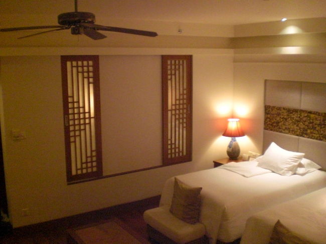 ホテルの部屋。<br />居心地の良いお部屋でした。<br />中国建築の様式が入った雰囲気の部屋。<br />広々としてます。