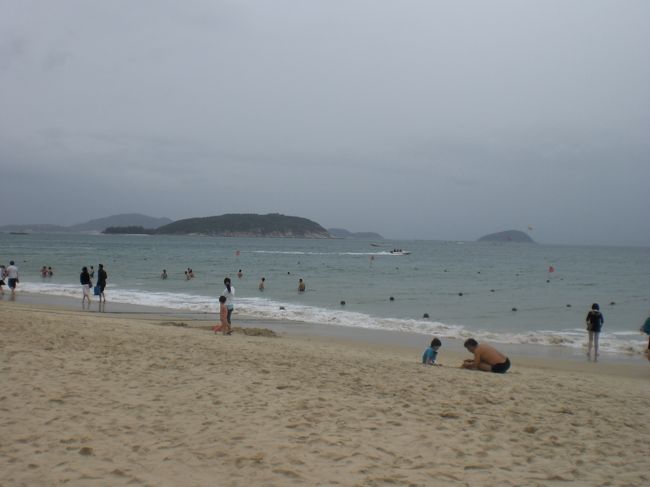 亜龍湾のビーチは全部管理されていて<br />ここはホテルのプライベートビーチ。<br />隣の管轄とは線とかがしっかり引いてあった。<br />寒いのに泳いでいる人がいました。