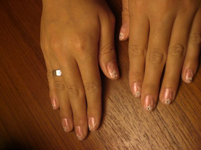 ネイルをやってもらいました。<br />手・足、ケア込みで3000円。<br />小一時間で完了です。