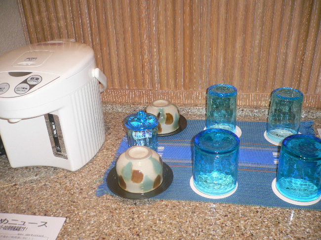 琉球ガラスのコップ　お茶＆黒砂糖が置かれていました。<br /><br />