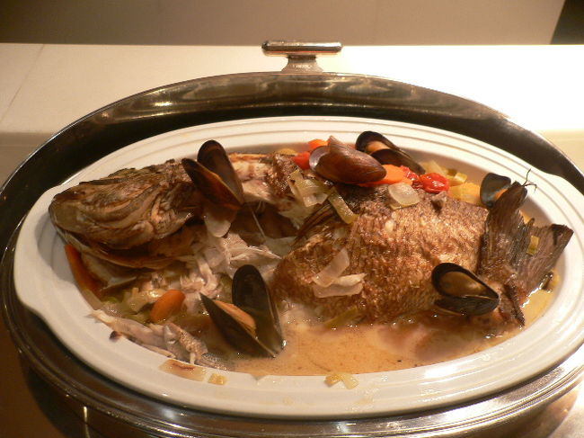 鯛のアクアパッッア<br /><br />丸ごと1匹で出てきます。<br />無くなれば　すぐに新しいものが出されます。