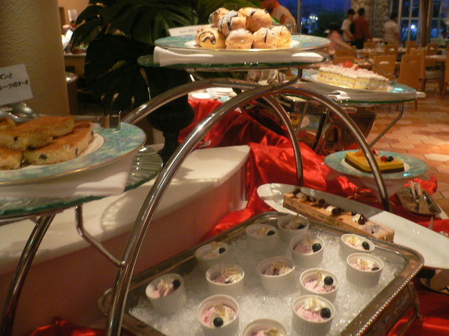 デザートも豊富<br /><br />次から次へと出てきます♪