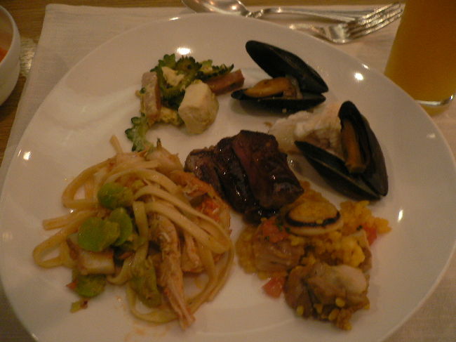 盛り付け方が下手なのが残念ですが、どれも美味しいかったので大満足♪<br /><br />シーフードの平打ちパスタの具には鮑が入っていました。