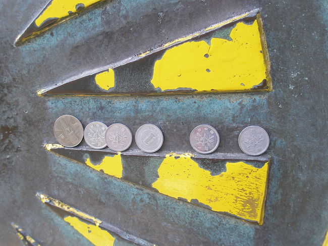 足の裏をよ〜く見ると硬貨が・・・外国のもあります ahaha