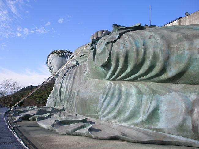 間近で見ると迫力満点！大仏の中にも500円で入仏できます。