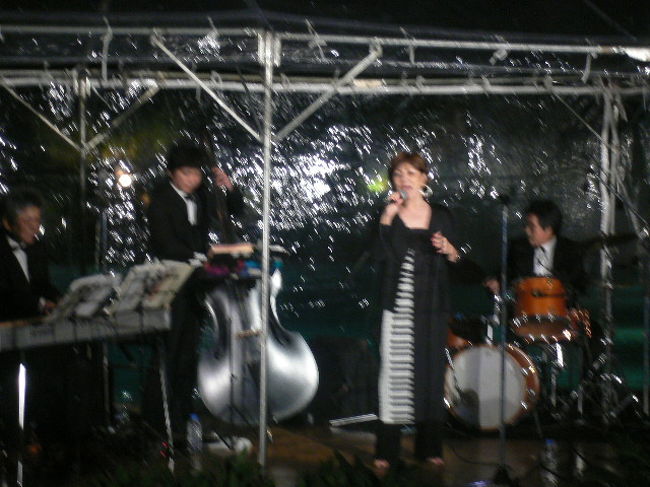 11時からはＪＡＺＺのライブが中庭で　行なわれていました。<br /><br />約1時間のショーですが、12時に近ずくにつれて<br />人は集まってくるものの　ゲストは年配の方や　家族連れが多く　ＪＡＺＺ受けず、、、もう少し選曲を考えた方がよかったかも！<br /><br />