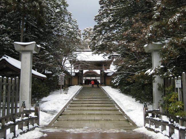 世界遺産に登録されている金剛峯寺です。雪化粧されたお堂はとても静かで、自分の心が落ち着いていくのがわかります。