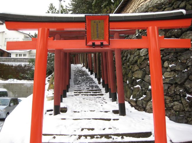 高野山は仏教の聖地として町中の至る所にお堂や鳥居が建てられています。近くには仏教高校や専門学校があって全国から志願者が修行に来ているそうです。