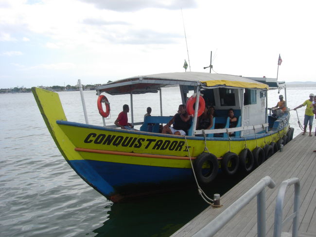 お守りのリボンでも有名なボンフィン教会（Igreja do Bonfim）から遠くないヒベイラ（Ribeira）地区と目的のレストランがあるプラタフォーマ（Plataforma）地区を渡すフェリー。1レアル。