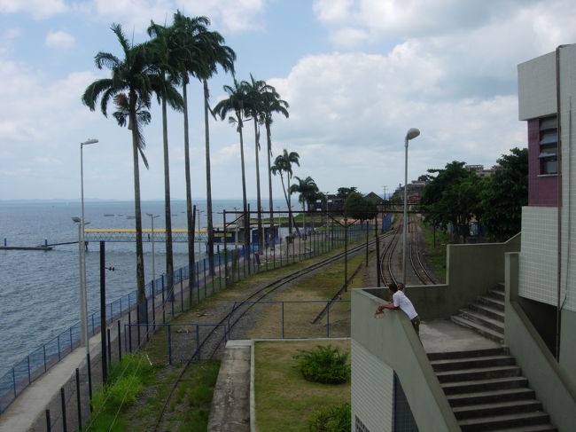 プラタフォーマの船着場から電車の駅に向かいます。