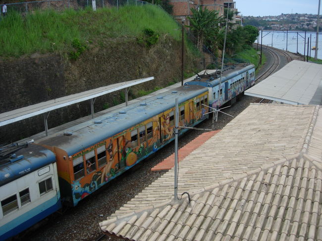 線路を渡ります。<br />どの電車にもいい感じのグラフィティが見られます。