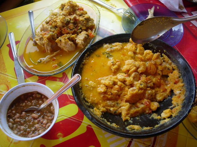 魚とえびのムケカ。ココナッツミルクとデンデオイルを使ったバイアの代表的な料理です。黒目豆はオクラとの煮込み。