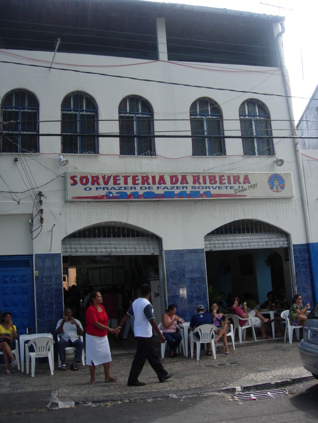 デザートは、ヒベイラサイドの船着場の前のソルベテリア・ダ・ヒベイラ（Sorveteria da Ribeira）のアイスクリームがお勧め。Veja誌の「国内観光＆グルメ500」にも選ばれました。マンガバ、ピタンガ、ウンブなど南の方ではあまりない果物を使ったアイスがたくさんあります。