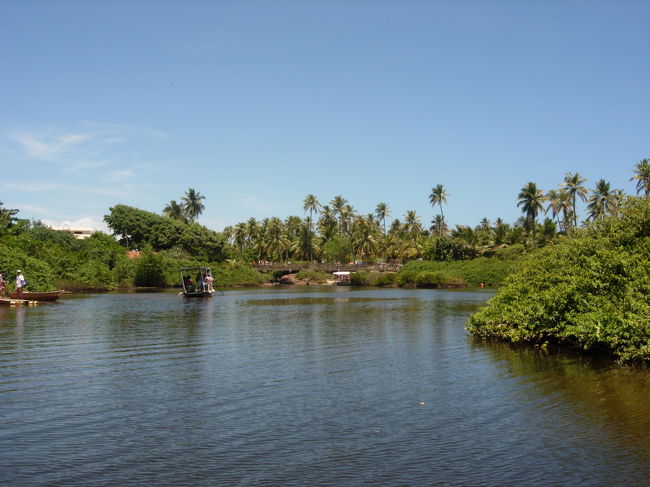 インバサイ川。船頭さんのいる渡し舟が行き来しています。