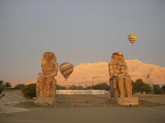 7時にならないと遺跡がオープンしないので
メムノンの像を見学
気球ツアーがいっぱい出ててきれいでした