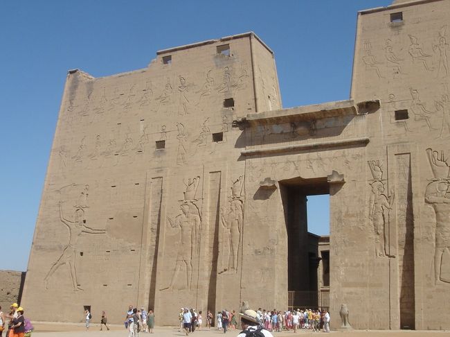 この日はのエドフまでは、警察と一緒でなければ行けないらしい。<br />途中トイレ休憩で売店のようなところに寄るのですが、そこのトイレは要注意です。できるだけトイレは済ませてからバスに乗った方が良いです。<br />まずは神殿ホルスの観光。
