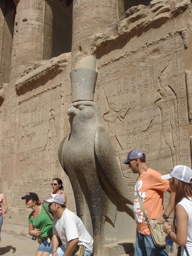 有名なホルス神は大人気で一緒に写せませんでした。