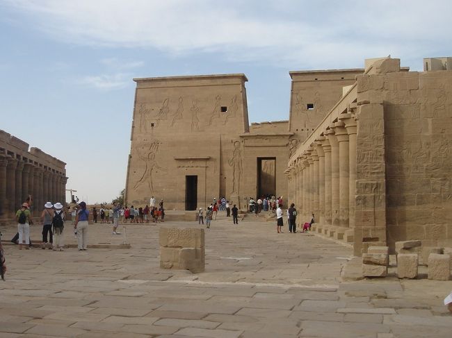 イシス神殿は島丸ごとです。<br />この頃には大分日も傾いてきて、エジプトは太陽さえ遮られれば湿気もなくてすごく過ごしやすかったです。