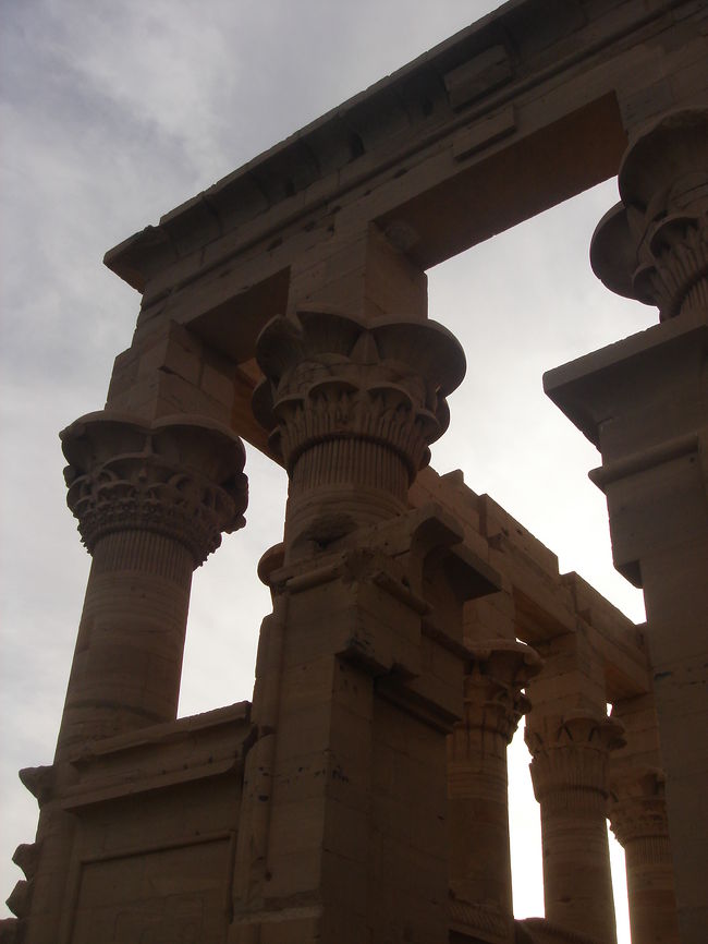 上の写真と同刻に反対側を映したもの。<br />シルエットが美しい。