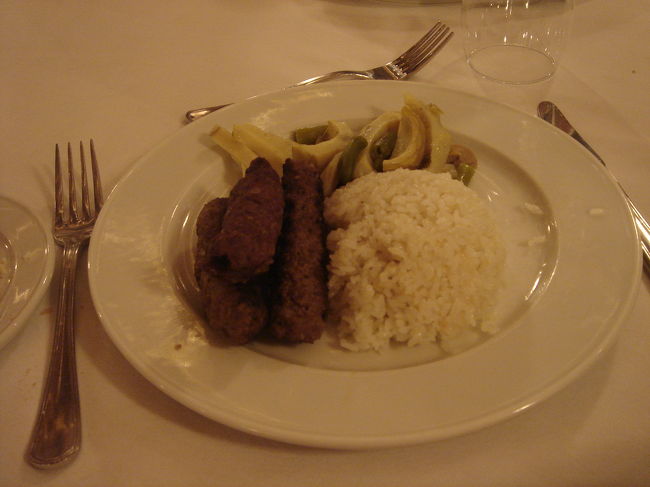 食事に興味のない私がマック以外で唯一移したエジプト料理。<br />エジプトのご飯はお米もついてくるのでお米派には嬉しかったです。