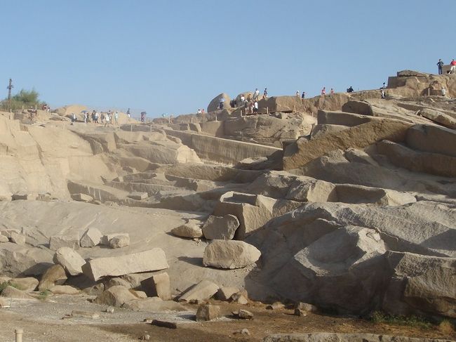 写真中央の斜めになっているものが切りかけのオベリスク。