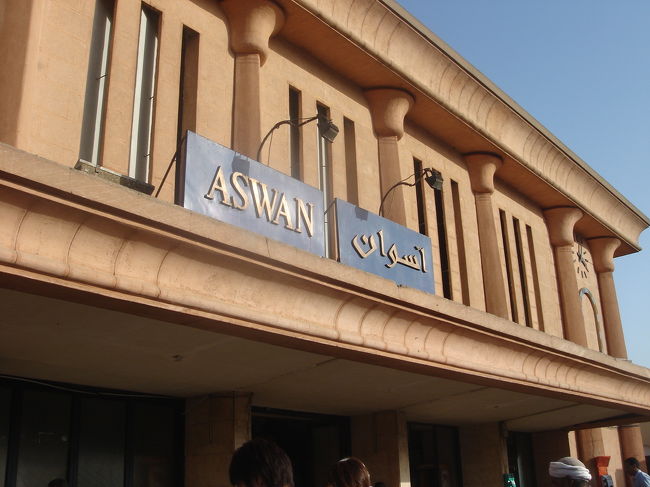 アスワン駅からはナイルエクスプレスに乗ってギザまで。