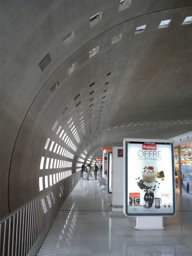 まず、中部国際空港からパリのシャルルドゴール空港へ。<br />ここで、ハンガリー航空に乗り換えてブタペストに向かいました。